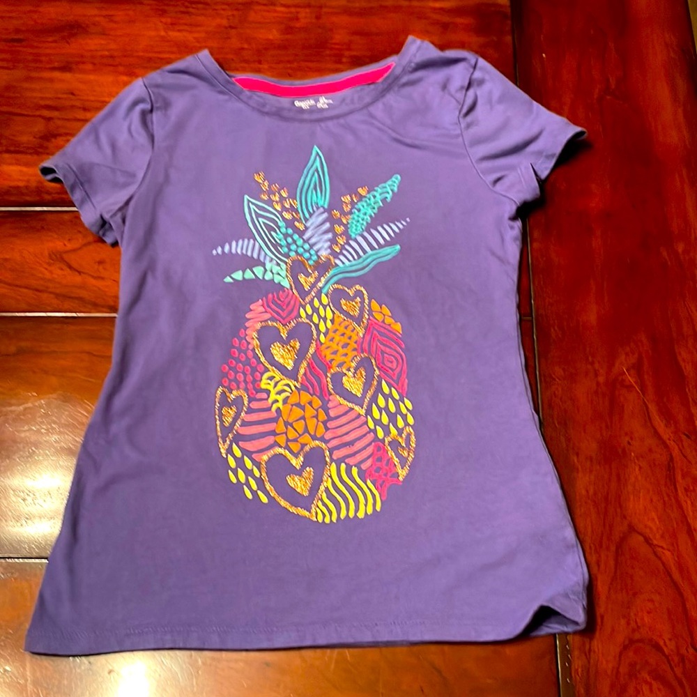 Gap kids T-shirt. Like new. Cute pineapple print with hearts. Size Large